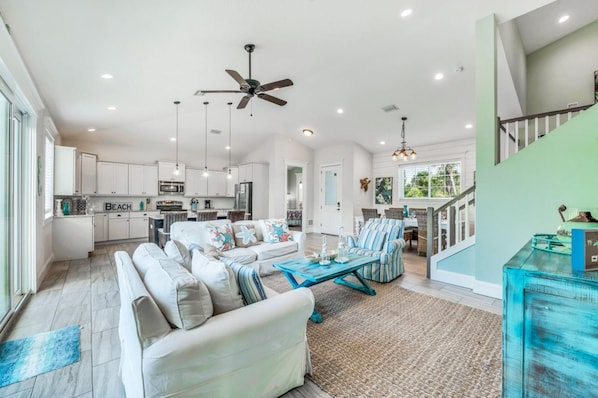 House, 5 Bedrooms | Living room | 36-inch TV with cable channels