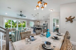House, 5 Bedrooms | In-room dining