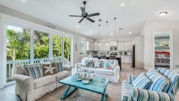 House, 5 Bedrooms | Living room