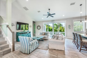House, 5 Bedrooms | Living room | 36-inch TV with cable channels