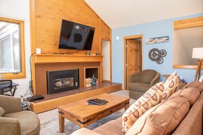 TV, fireplace - Stunning Mountain Views/Pool and Hot Tub Access/Private Patio (Keystone)