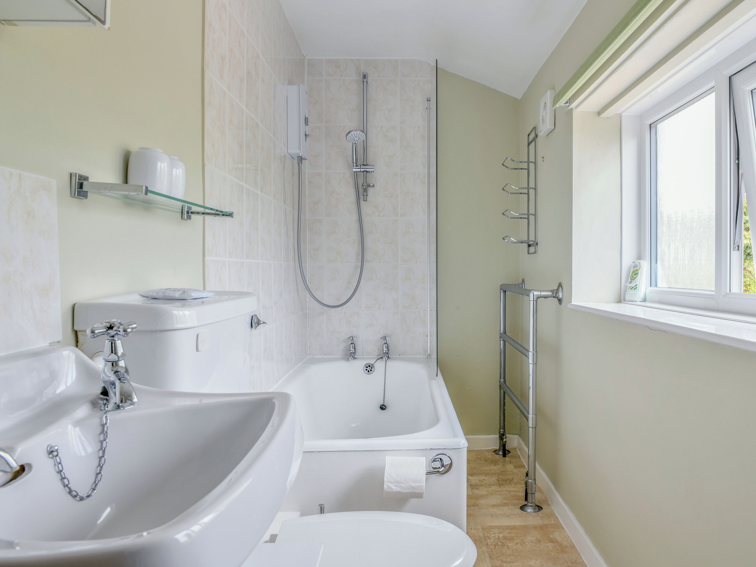 Ein modernes Badezimmer mit einer Badewanne, einem Waschbecken und einer Dusche.