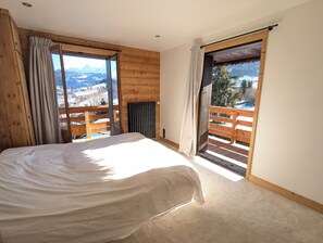 6 camere, una scrivania, ferro/asse da stiro, culla da viaggio