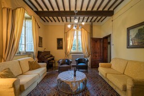 Smart-TV, Kamin, Tischtennisplatte, Bücher