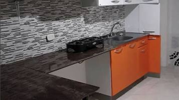 Refrigerador, lavavajillas y utensilios de cocina