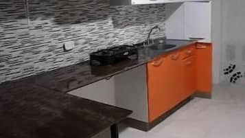 Refrigerador, lavavajillas y utensilios de cocina