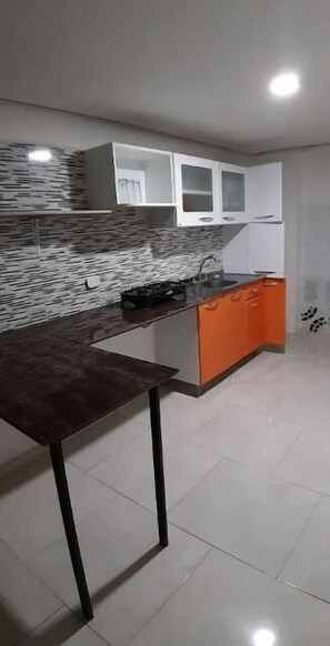 Frigorífico, lavavajillas y utensilios de cocina