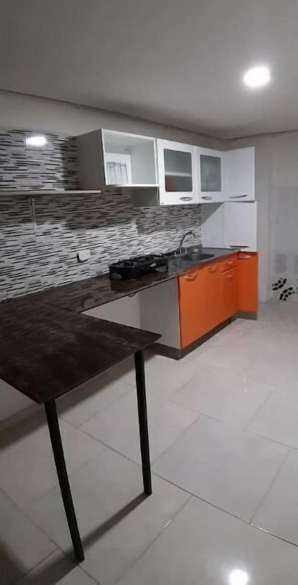 Refrigerador, lavavajillas, utensilios de cocina