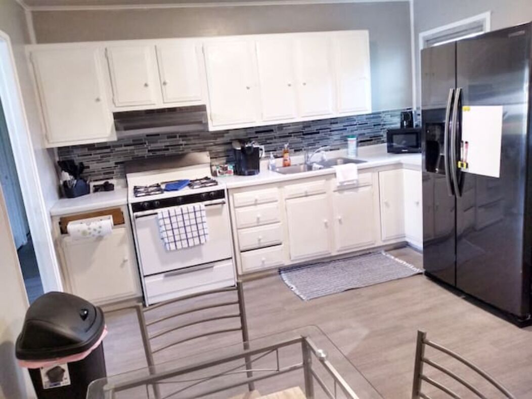 3 Bedroom Slab home Located Close to I-380 Wifi, Netflix, Youtube TV
