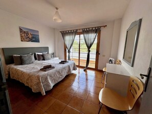 1 slaapkamer, een kluis op de kamer, een strijkplank/strijkijzer, wifi