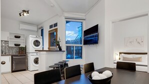 Dining - LiV MTL Avenue Spacious 3BR Rooftop Suite Near Downtown Montreal (Montréal)