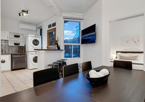 Dining - LiV MTL Avenue Spacious 3BR Rooftop Suite Near Downtown Montreal (Montréal)