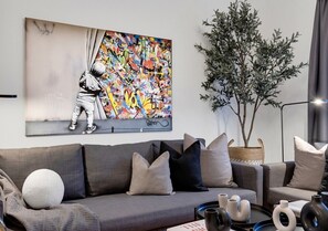 Smart TV, offices - LiV MTL Avenue Spacious 3BR Rooftop Suite Near Downtown Montreal (Montréal)