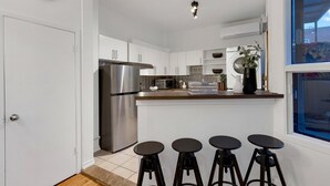 Private kitchen - LiV MTL Avenue Spacious 3BR Rooftop Suite Near Downtown Montreal (Montréal)