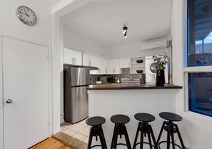 Fridge, microwave, oven, stovetop - LiV MTL Avenue Spacious 3BR Rooftop Suite Near Downtown Montreal (Montréal)