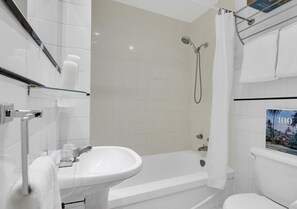 Hair dryer, towels - LiV MTL Avenue Spacious 3BR Rooftop Suite Near Downtown Montreal (Montréal)