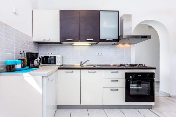 Refrigerador, microondas, horno y parrilla de estufa