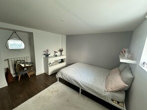 4 Schlafzimmer, Schreibtisch, Bügeleisen/Bügelbrett, Internetzugang