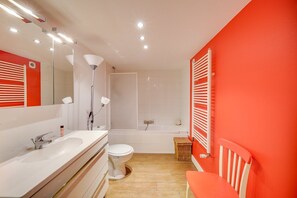 Badewanne, Haartrockner, Handtücher