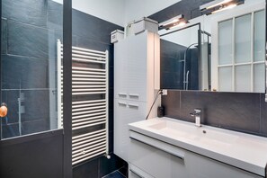 Baignoire, sèche-cheveux, serviettes fournies