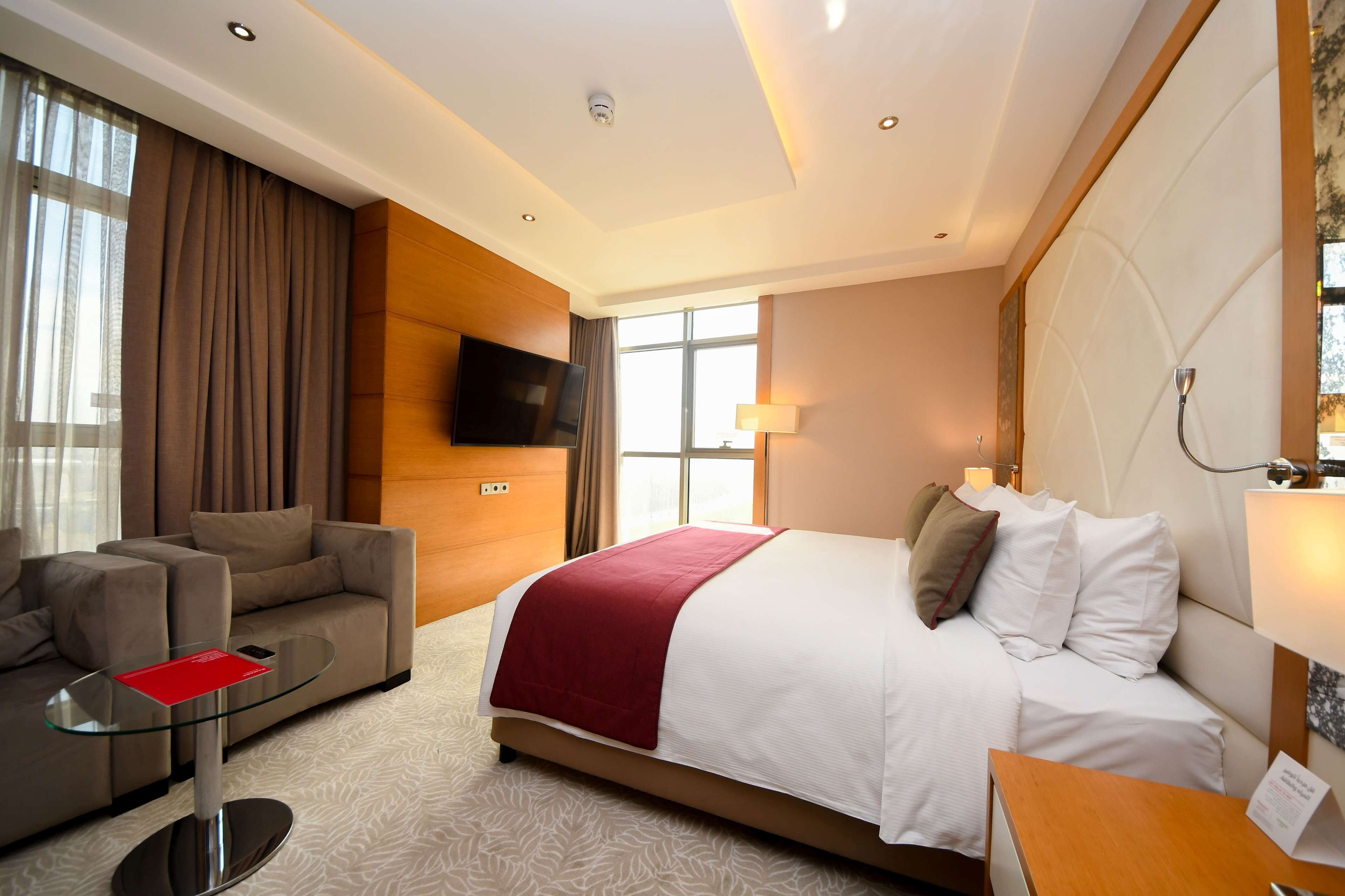 room, 1 king bed, non smoking | minibar, in-room safe, desk, soundproofing