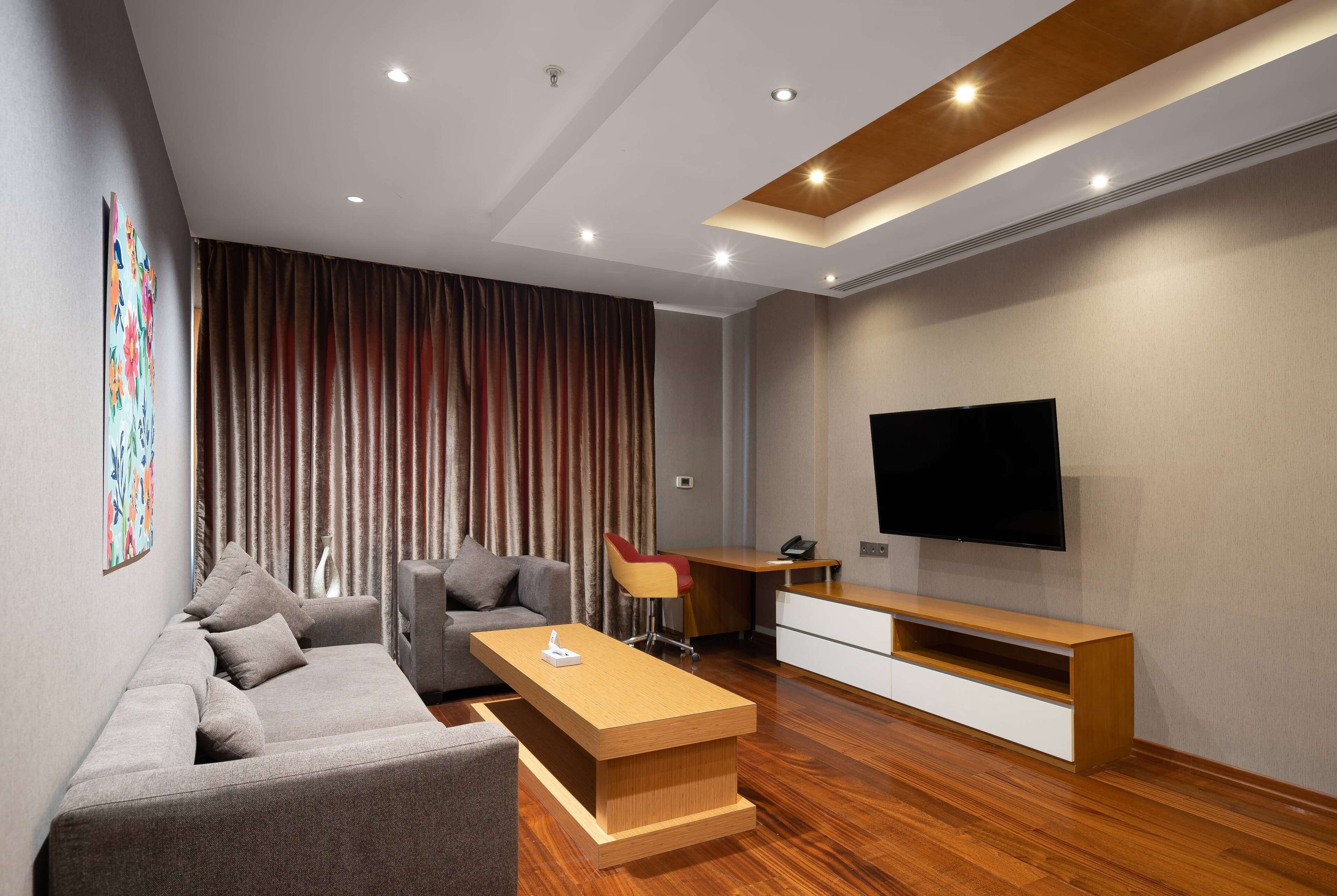 junior suite, 1 king bed, smoking | minibar, in-room safe, desk, soundproofing