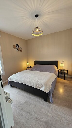 2 chambres, chambres insonorisées, fer et planche à repasser