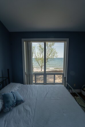 5 bedrooms, free WiFi, bed sheets, wheelchair access