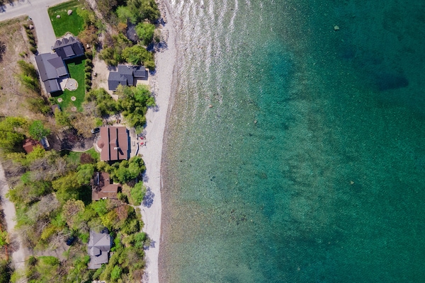 Rannalla, aurinkotuoleja