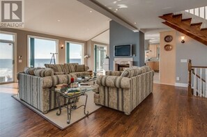 Smart TV, fireplace, table tennis, music library