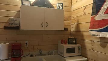 Kühlschrank, Mikrowelle, Wasserkocher mit Kaffee-/Teezubehör