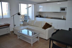 Una televisión, una chimenea