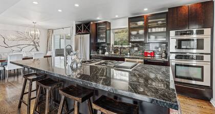 Experience the Best of SLC in This Urban Retreat!1/2 Block from Temple Square