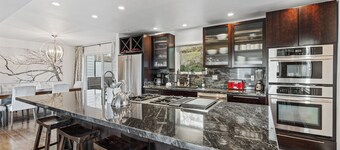 Experience the Best of SLC in This Urban Retreat!1/2 Block from Temple Square