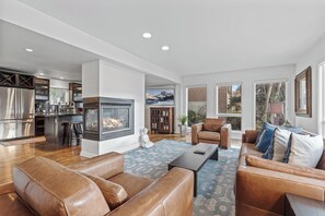 Smart TV, fireplace, DVD player, stereo - Experience the Best of SLC in This Urban Retreat!1/2 Block from Temple Square (Salt Lake City)