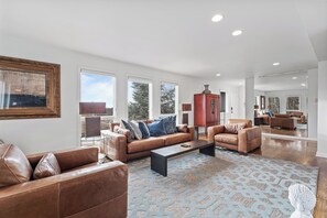 Smart TV, fireplace, DVD player, stereo - Experience the Best of SLC in This Urban Retreat!1/2 Block from Temple Square (Salt Lake City)