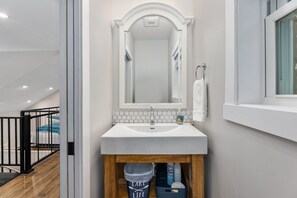 Kombinert dusj/badekar, hårføner og håndklær