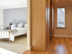 5 bedrooms, free WiFi, bed sheets