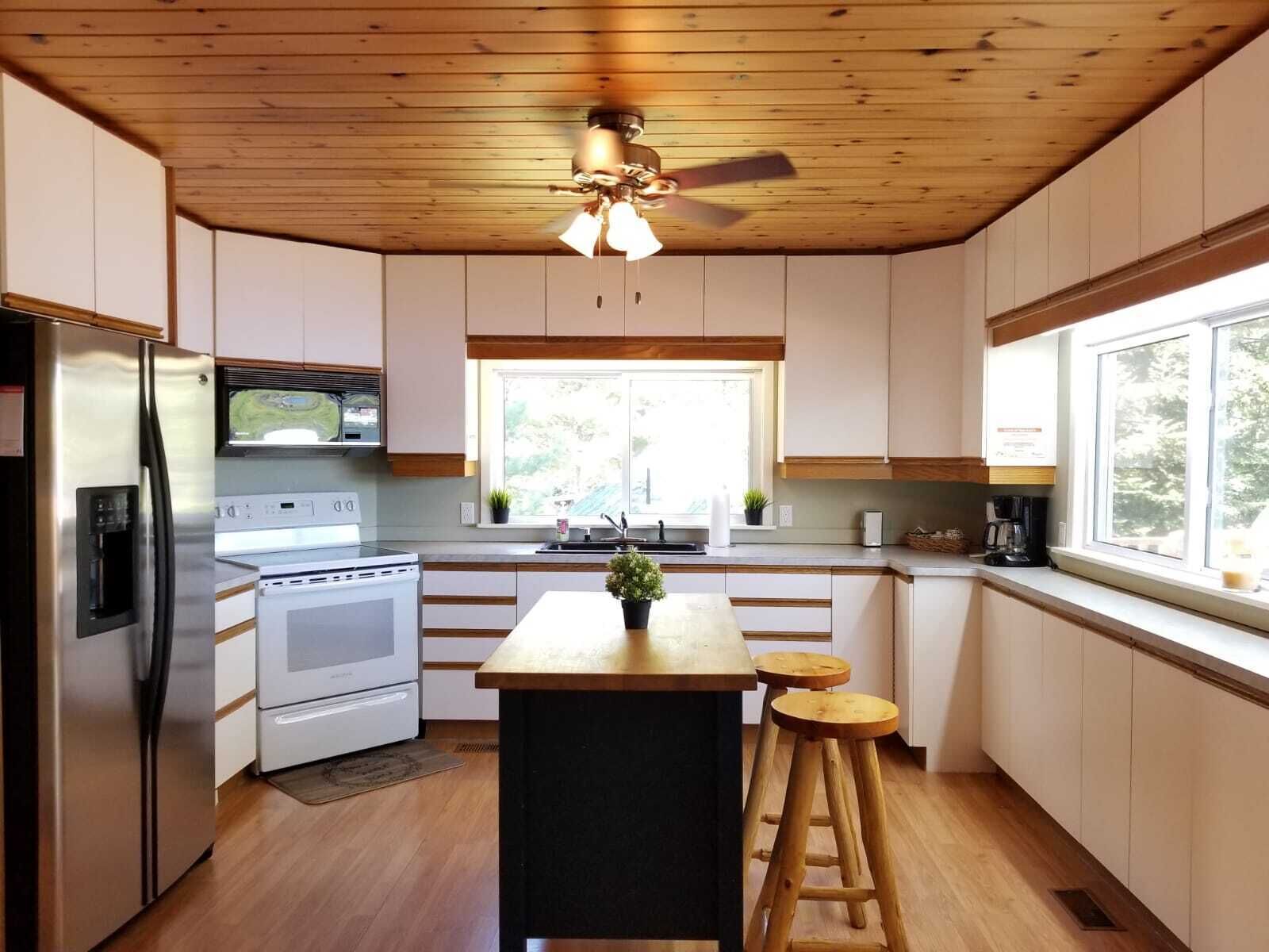 Sandy Maple Cottage - Haliburton Lakefront Luxury Cottage