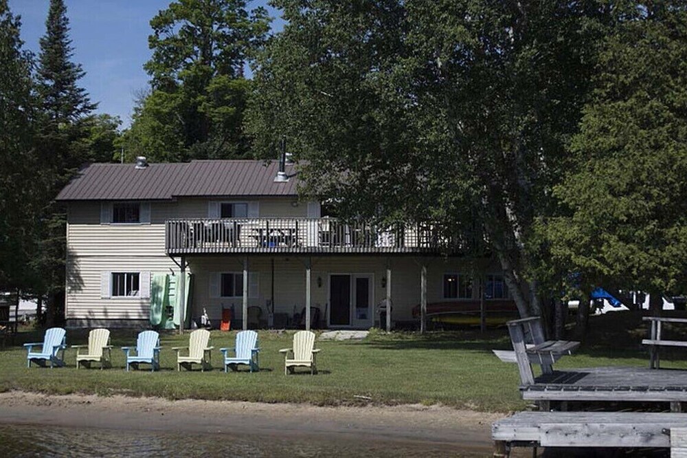 Sandy Maple Cottage - Haliburton Lakefront Luxury Cottage