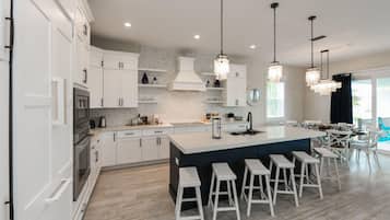 House, 4 Bedrooms | Private kitchen | Fridge, microwave, stovetop, dishwasher