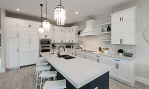 Casa, 4 habitaciones | Cocina privada | Refrigerador, microondas, parrilla de estufa y lavavajillas