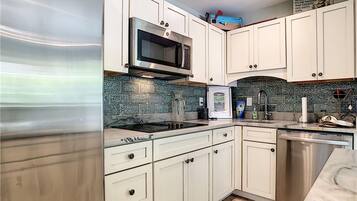 House, 4 Bedrooms | Dapur peribadi | Peti sejuk, ketuhar gelombang mikro