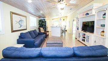 House, 3 Bedrooms | Living room | 36-inch TV with cable channels