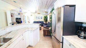 House, 3 Bedrooms | Private kitchen | Fridge, microwave, stovetop, dishwasher