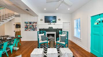 House, 4 Bedrooms | Living room | 36-inch TV with cable channels