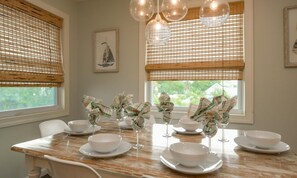 Casa, 4 habitaciones | Servicio de comidas en la habitación