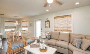 House, 4 Bedrooms | Living room