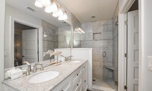 Huis, 4 slaapkamers | Badkamer | Een haardroger, handdoeken