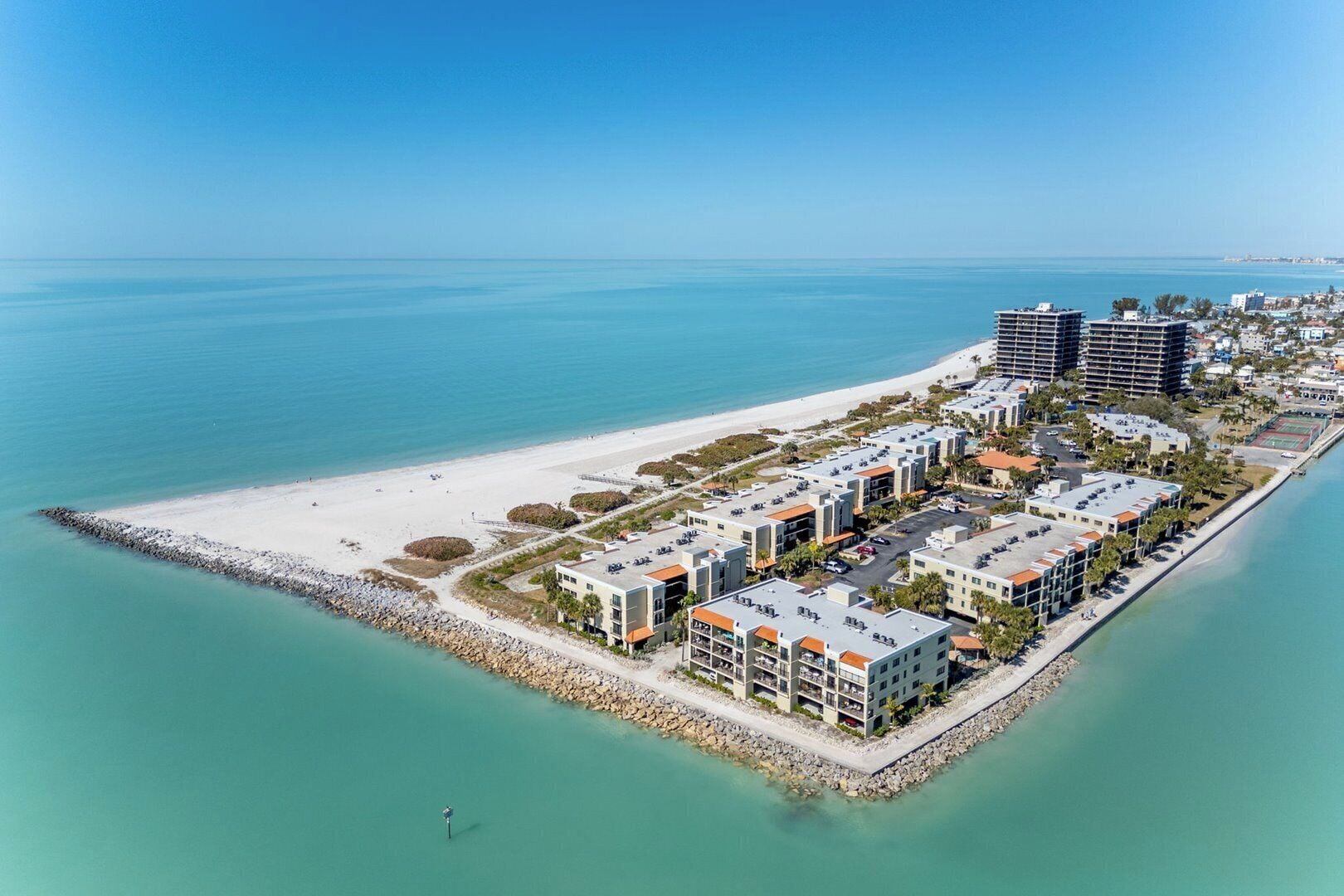 Beach nearby, sun loungers, beach towels